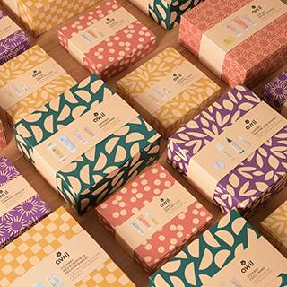 Produits cosmétiques certifiés bio Avril présentés dans un cadre lumineux