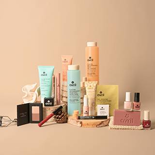 Produits cosmétiques certifiés bio Avril présentés dans un cadre lumineux