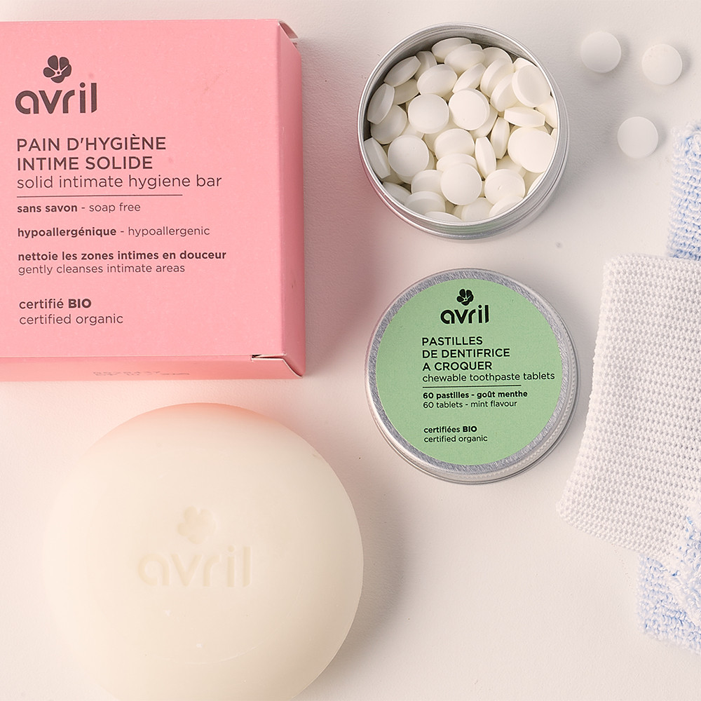 Produits cosmétiques solides certifiés bio Avril, présentés dans un cadre naturel