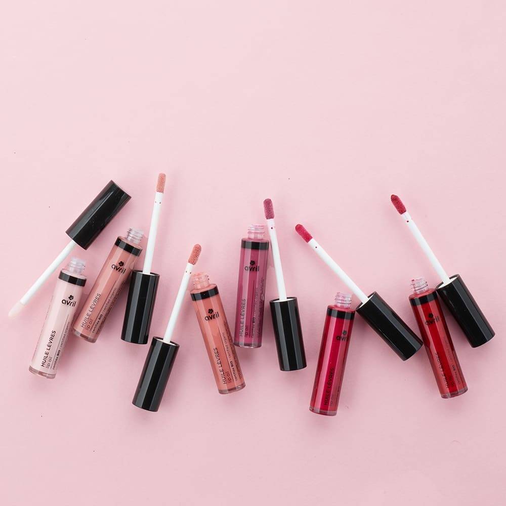 Huile pour les lèvres Avril, présentée dans un emballage naturel et raffiné, avec une texture nourrissante