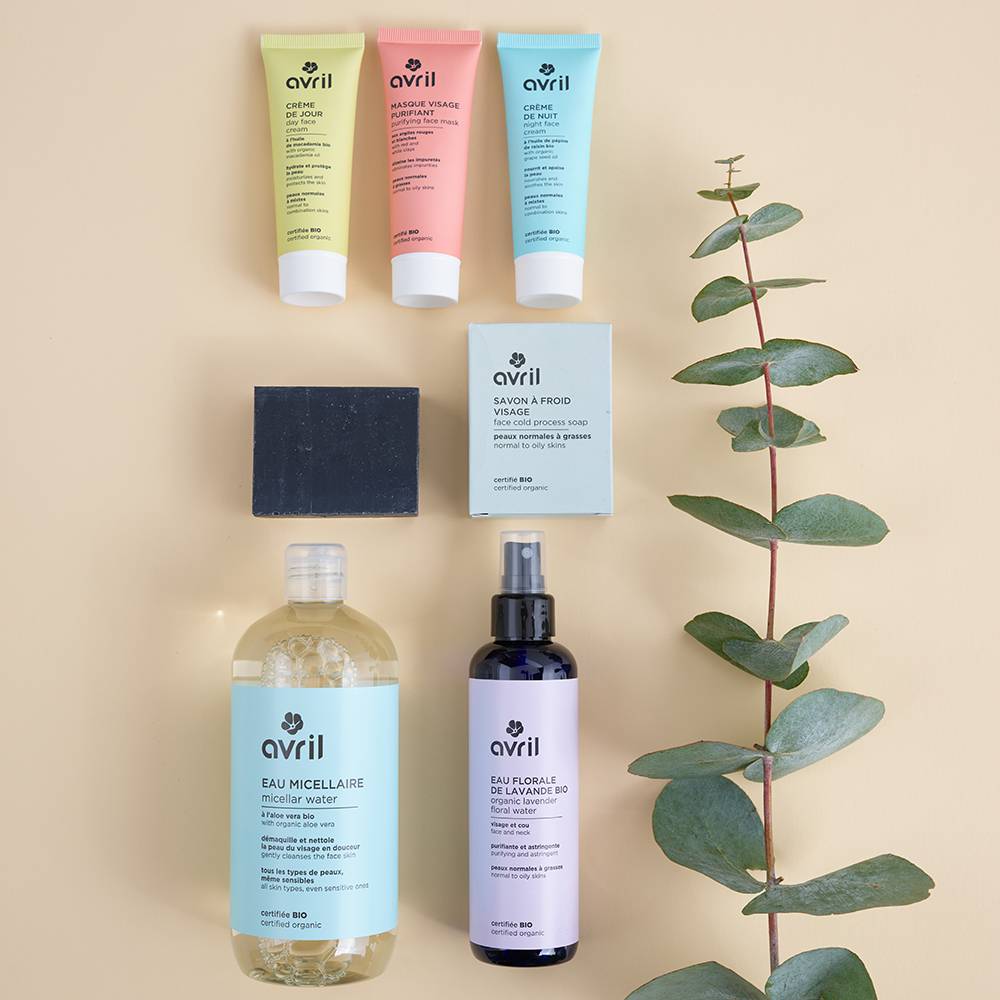 Kits de soins bio Avril pour une routine beauté complète, présentés dans un emballage pratique et élégant